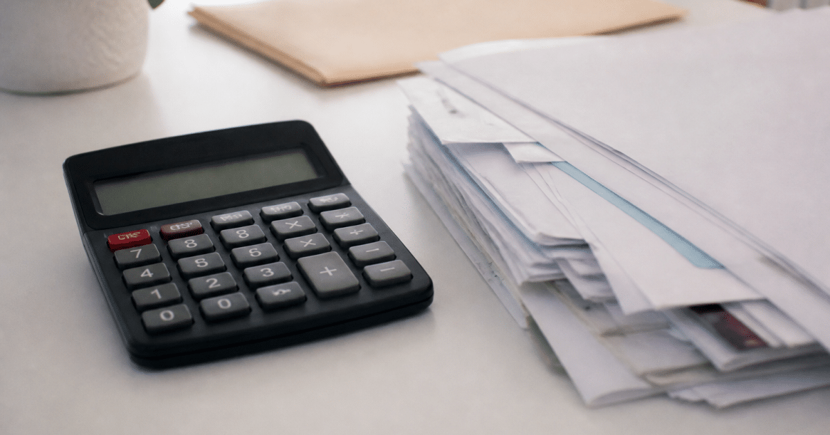Calculatrice et documents pret immobilier sur bureau blanc