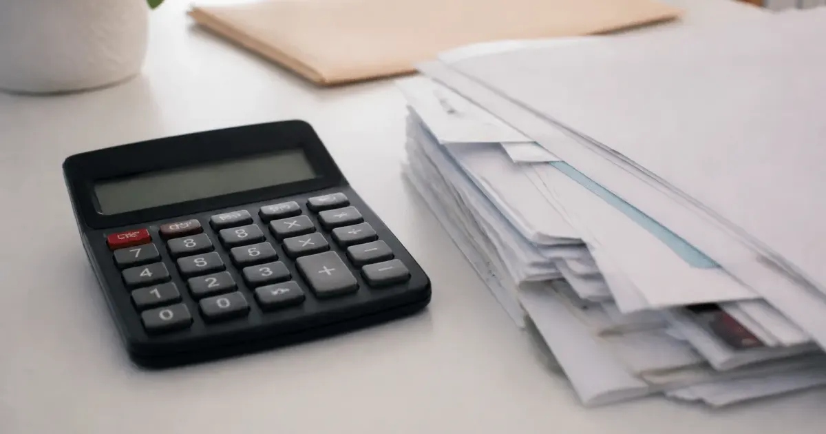 Calculatrice et documents pret immobilier sur bureau blanc