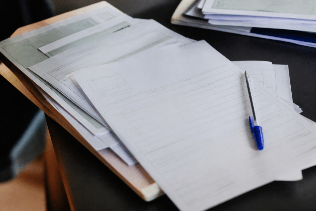 Documents d'assurance et formulaire medical avec stylo bleu
