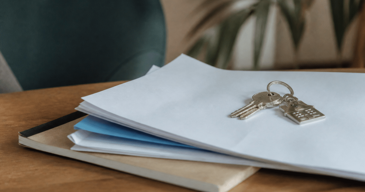 Contrat d'assurance pose sur documents immobiliers et cles de maison