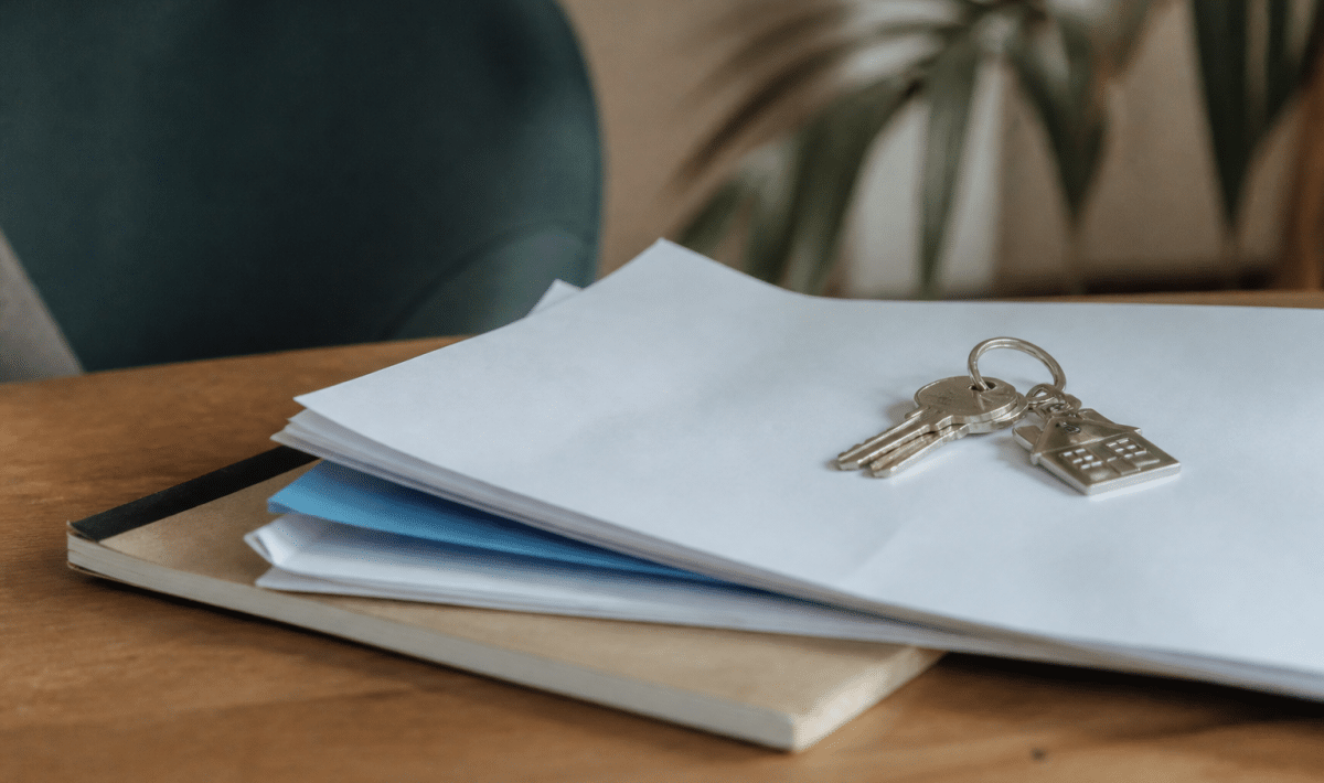 Contrat d'assurance pose sur documents immobiliers et cles de maison