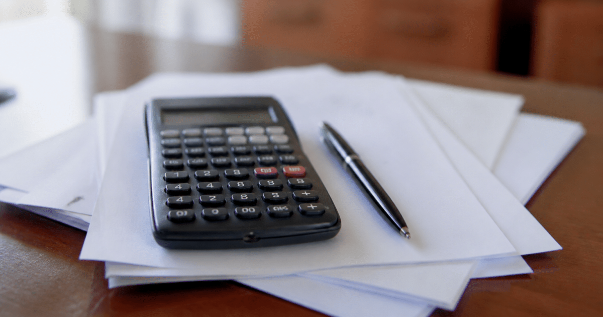 Calculatrice posee sur documents hypothecaires avec stylo noir