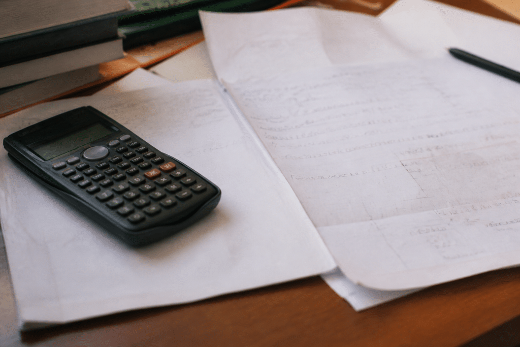 Calculatrice et documents affichant deux méthodes calcul différentes