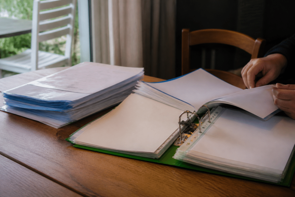 Dossier medical ouvert avec documents assurance pret senior