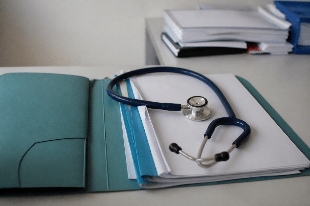 Dossier medical ouvert avec documents et stethoscope clinique