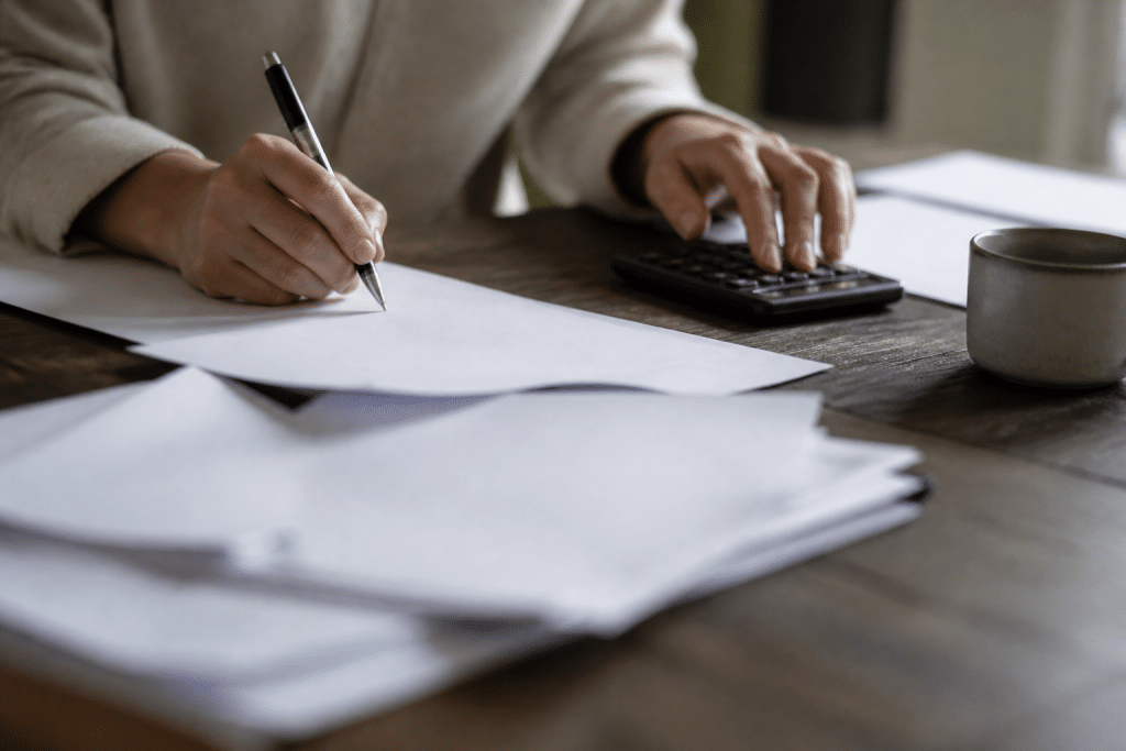 Documents contrats assurance avec calculatrice et stylo noir