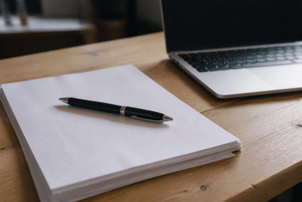 Documents officiels et stylo sur bureau pour constitution societe