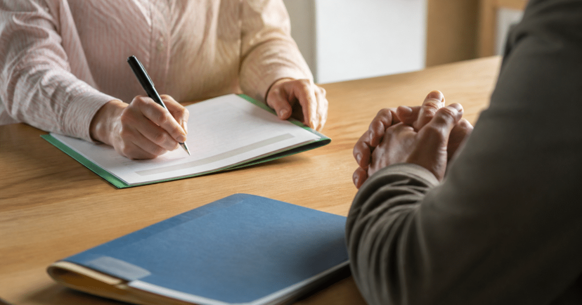 Dossier medical ouvert avec formulaire d'assurance pret immobilier signe