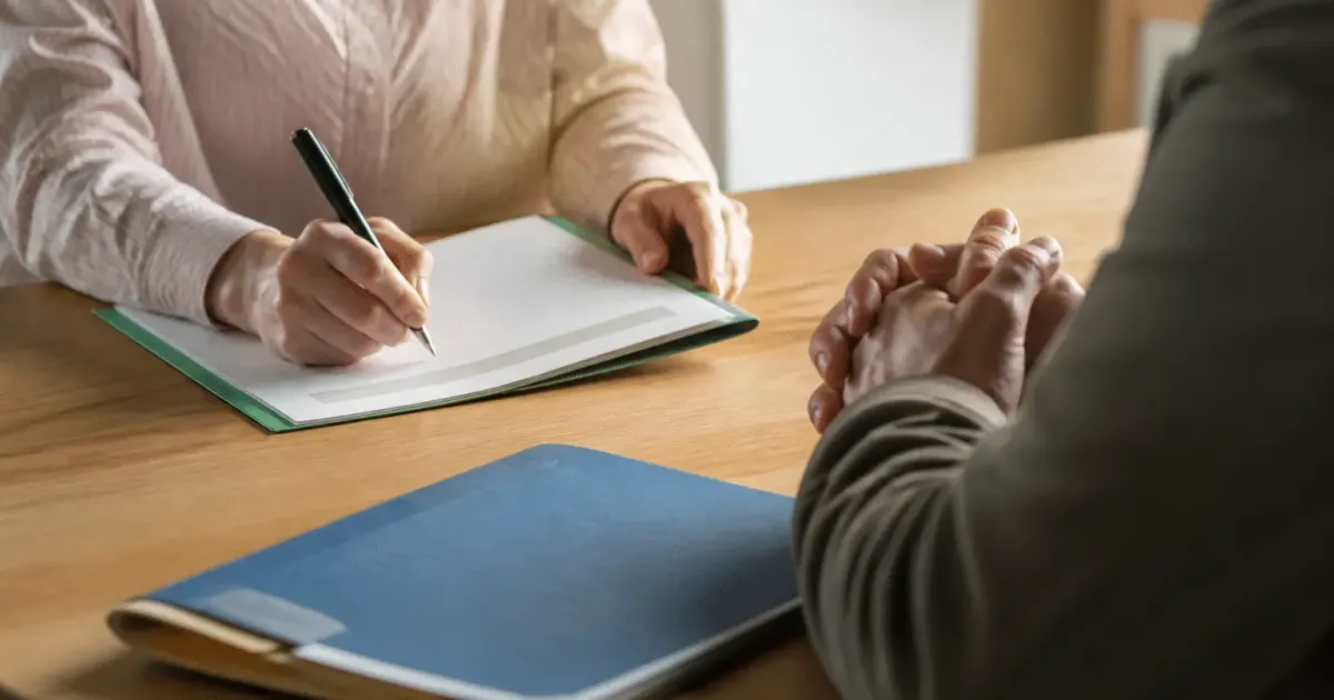 Dossier medical ouvert avec formulaire d'assurance pret immobilier signe