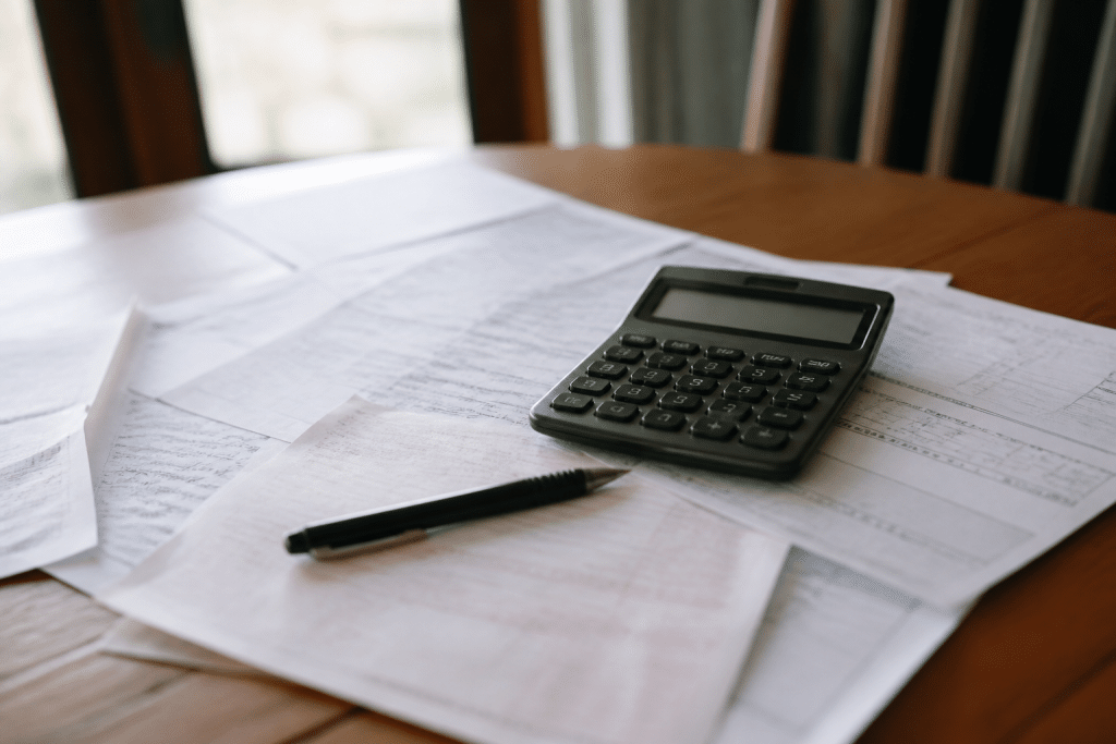 Documents fiscaux avec calculatrice et stylo noir