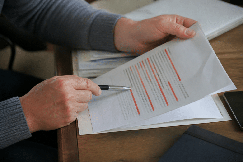 Document d'assurance avec clauses d'exclusion surlignées en rouge