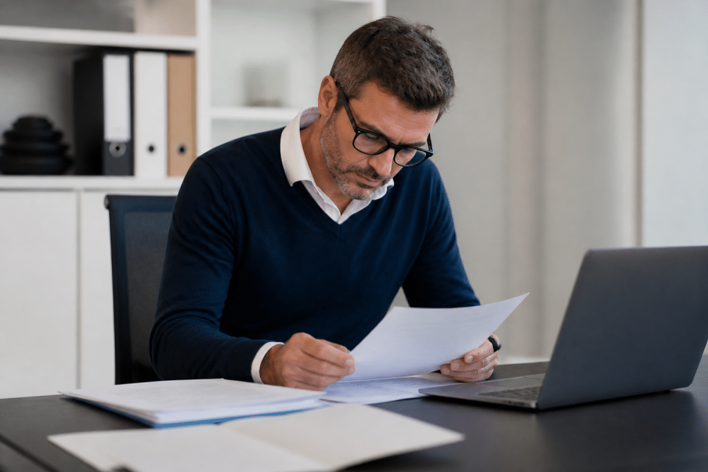 Homme consultant document financier à son bureau