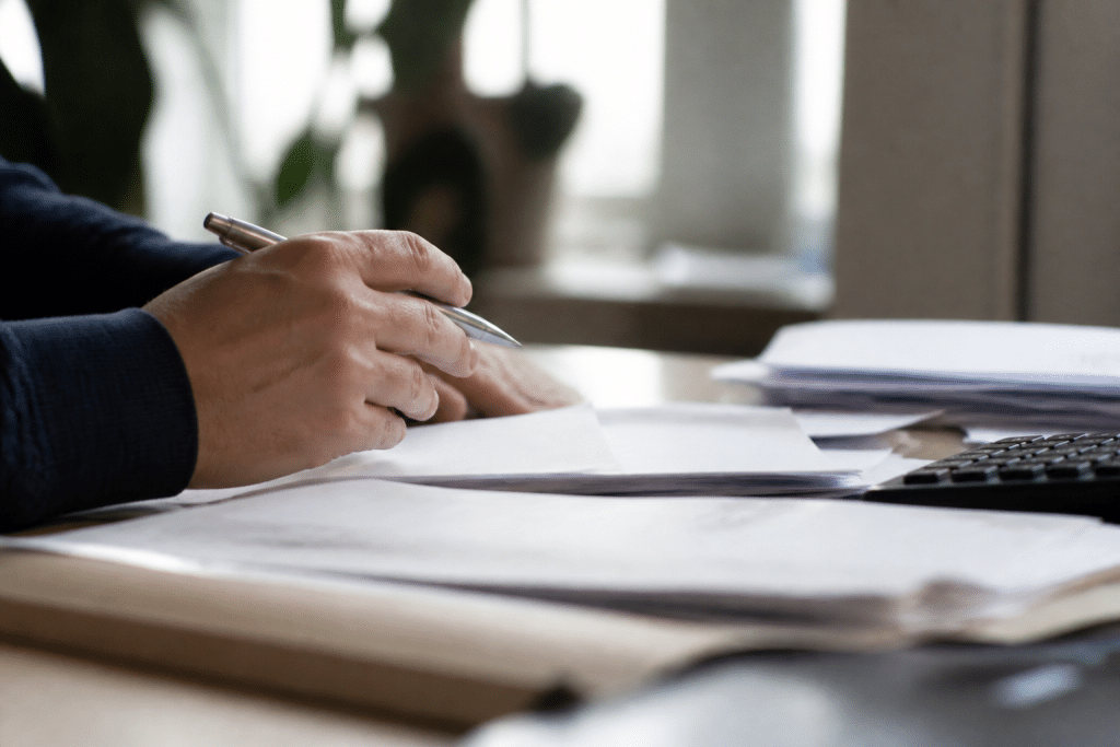 Formulaire fiscal avec stylo et documents administratifs entreprise