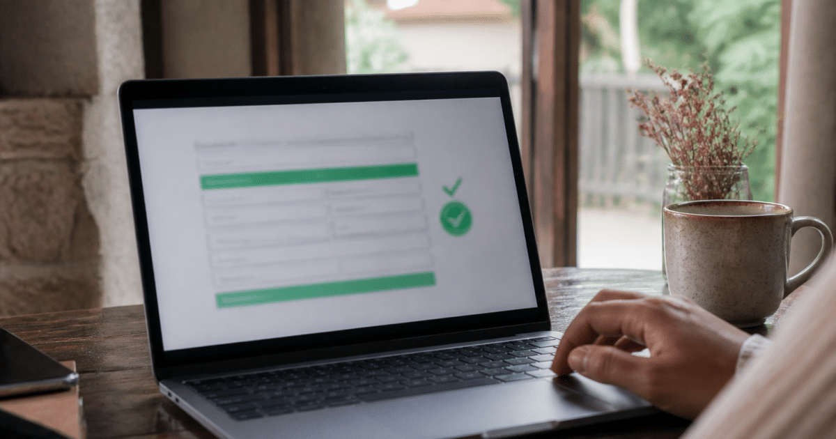Ordinateur portable affichant formulaire pret immobilier approuve rapidement