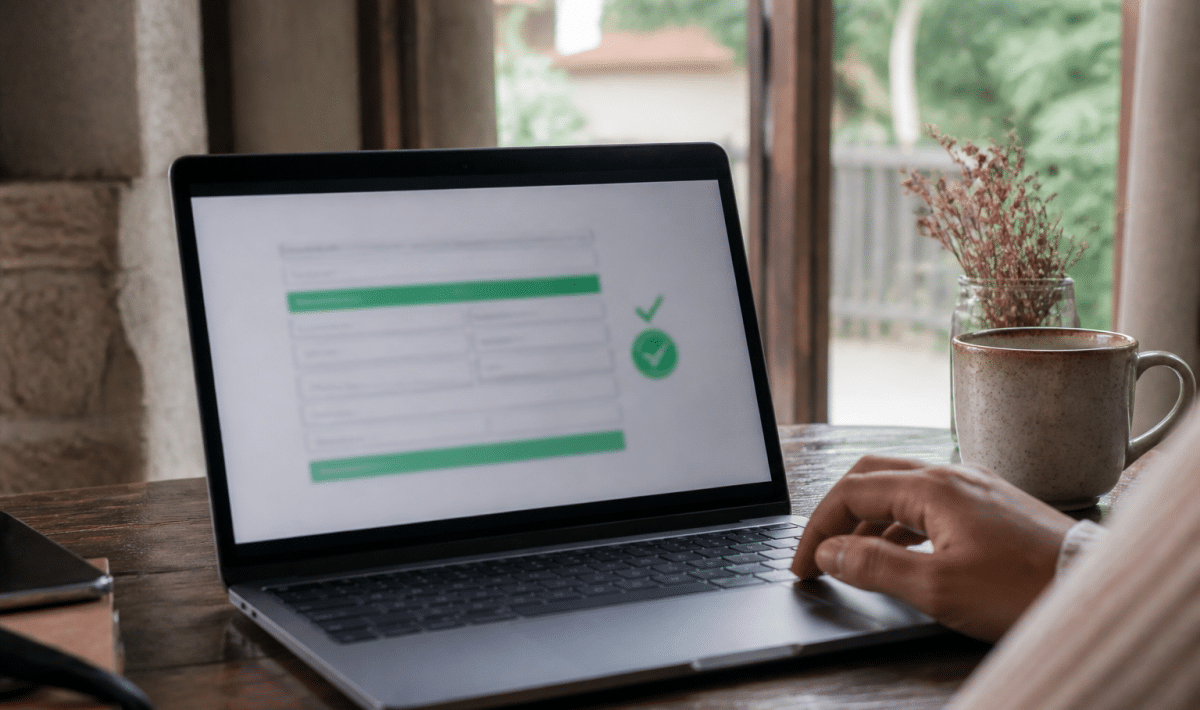 Ordinateur portable affichant formulaire pret immobilier approuve rapidement