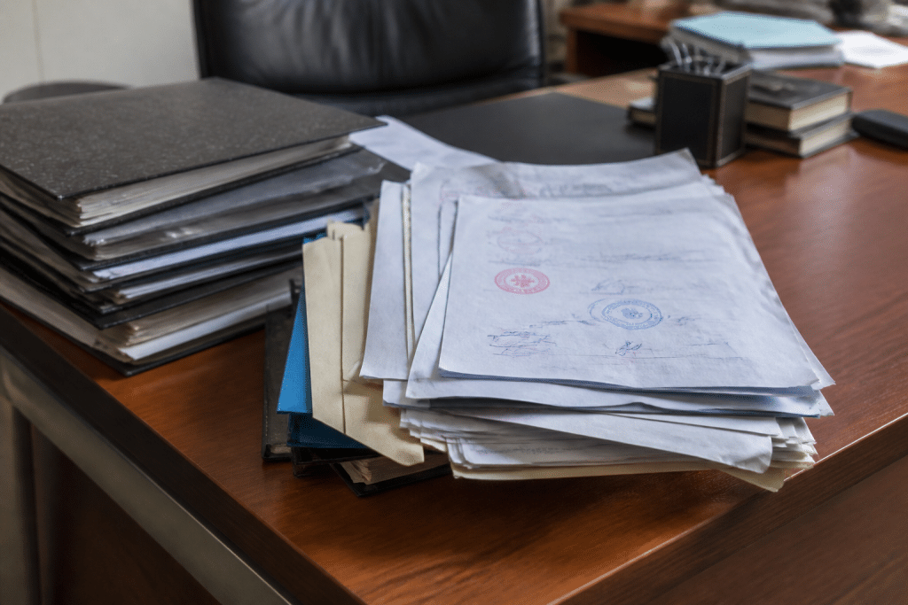 Dossier d'assurance avec tampons de refus et documents signés