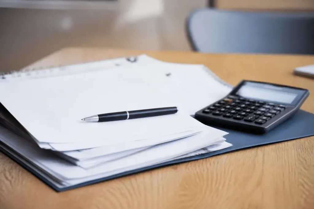 Documents pret immobilier avec stylo et calculatrice