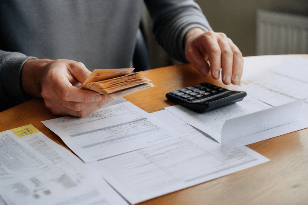 Documents financiers et calculatrice montrant remboursement fiscal important