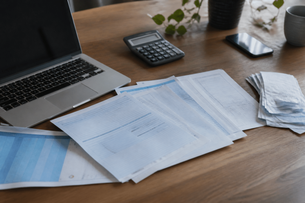 Documents bancaires et justificatifs de revenus sur bureau