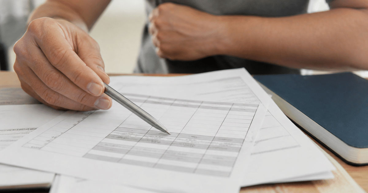Document fiscal avec stylo pointant vers montant TVA immobilière