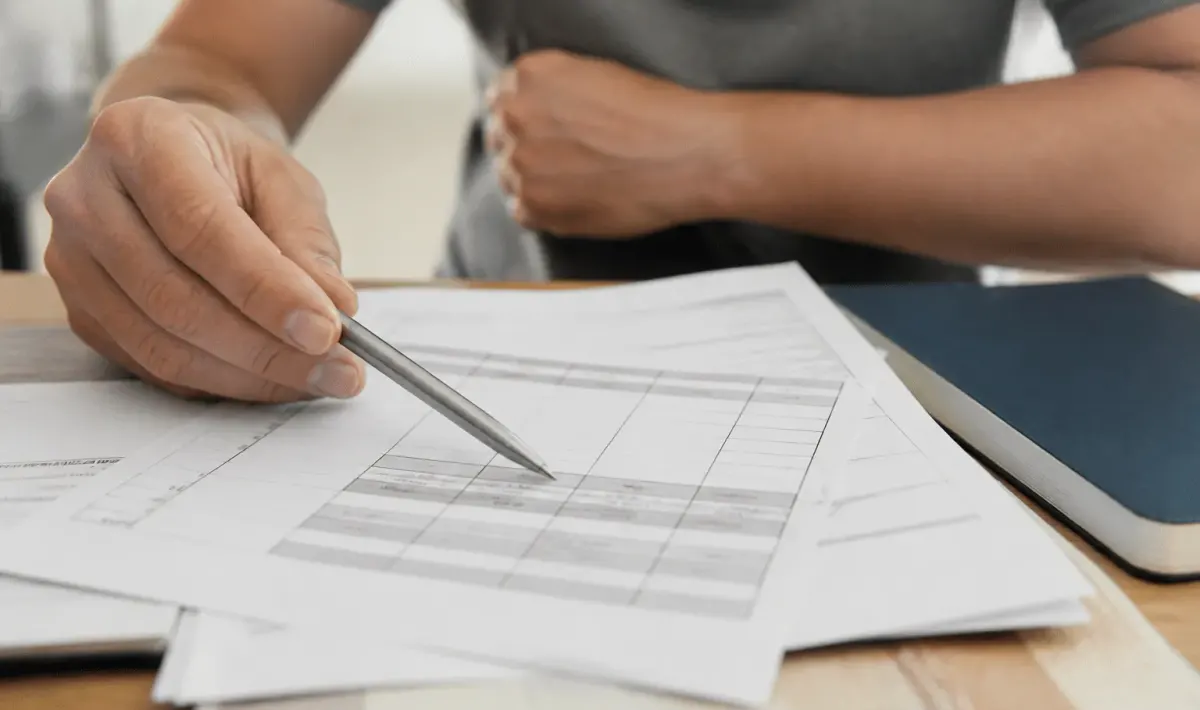 Document fiscal avec stylo pointant vers montant TVA immobilière