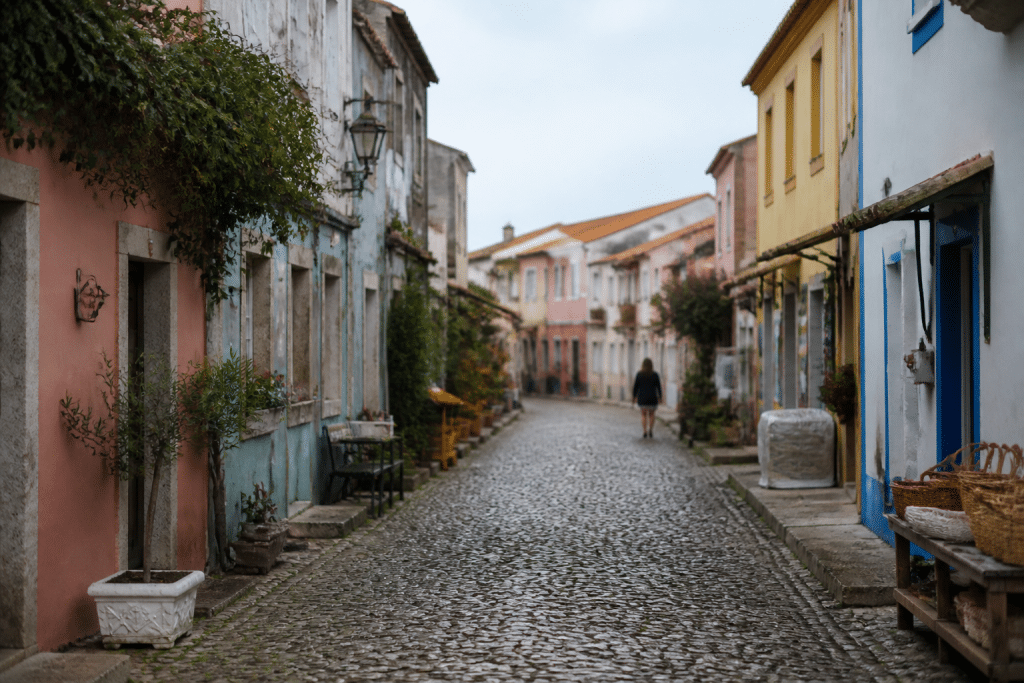 Rue pavée avec maisons colorées et petits commerces locaux
