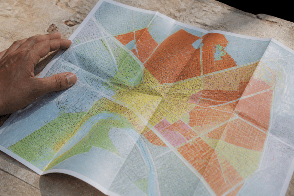 Carte urbaine montrant zones colorees classement securite quartiers