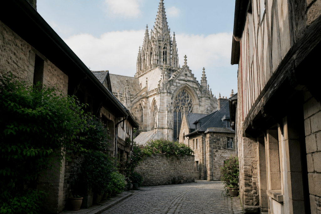 Cathedrale medievale dominant rues pavees et batiments anciens