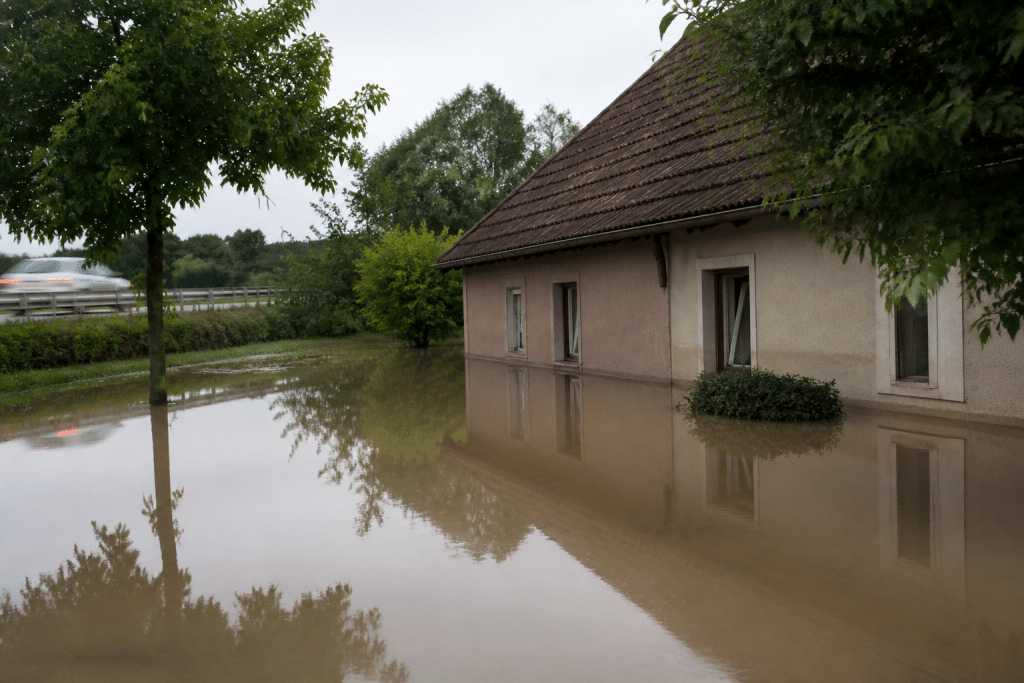 Maison inondee pres riviere avec route bruyante