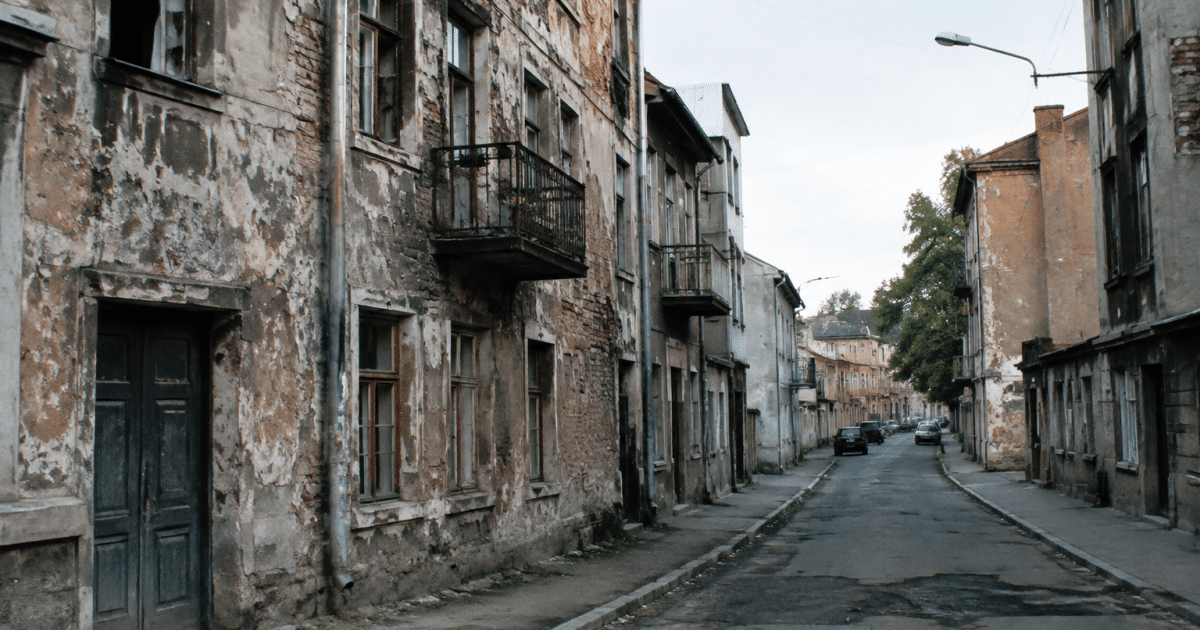 Rues urbaines dégradées avec immeubles mal entretenus et décrépits