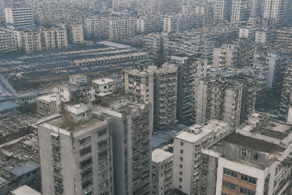 Vue aerienne quartiers urbains denses avec immeubles gris