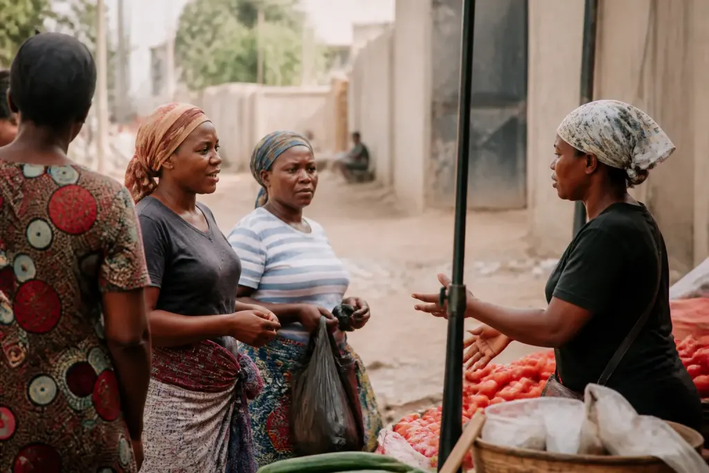 Residents discutant avec commercants dans une rue