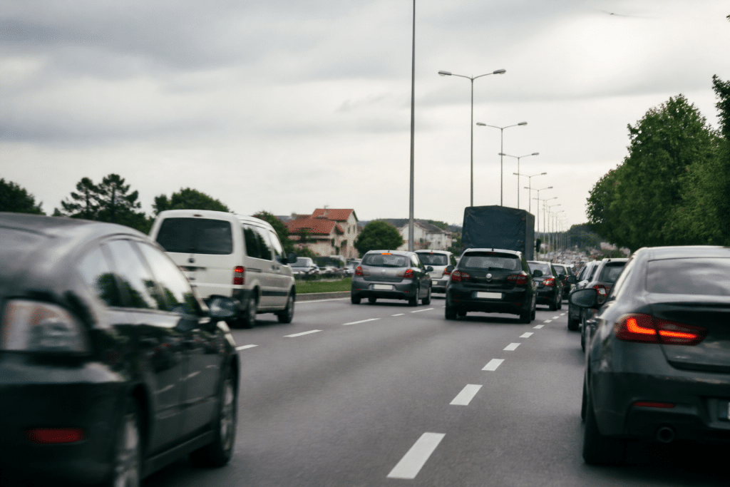 Route passante avec circulation dense et panneaux de signalisation routière