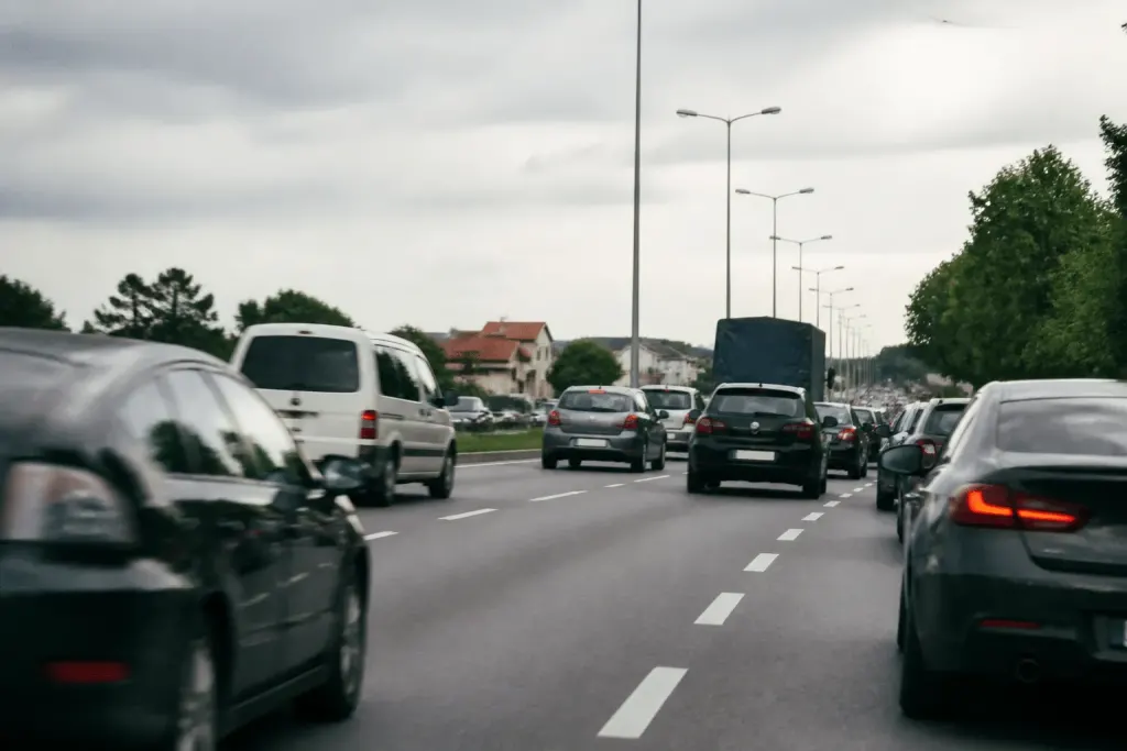 Route passante avec circulation dense et panneaux de signalisation routière