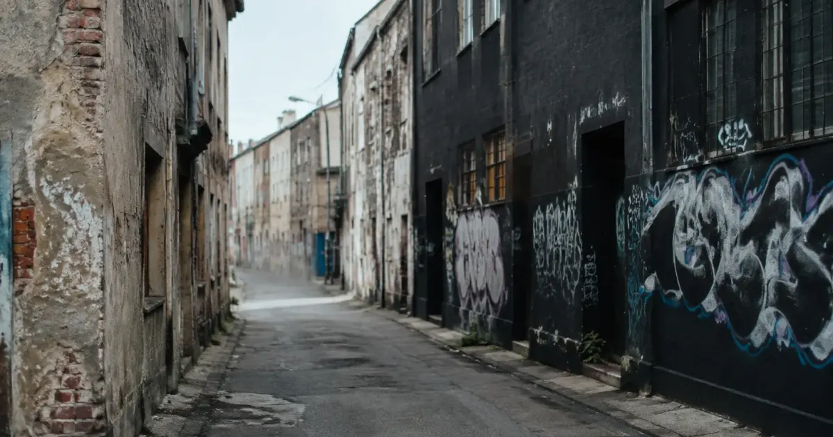Rue deserte batiments delabres murs graffitis facade noire