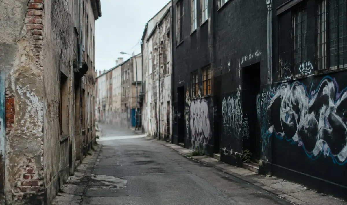 Rue deserte batiments delabres murs graffitis facade noire