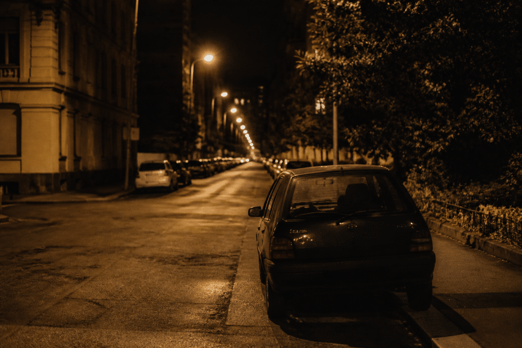 Rue urbaine éclairée la nuit avec voiture stationnée