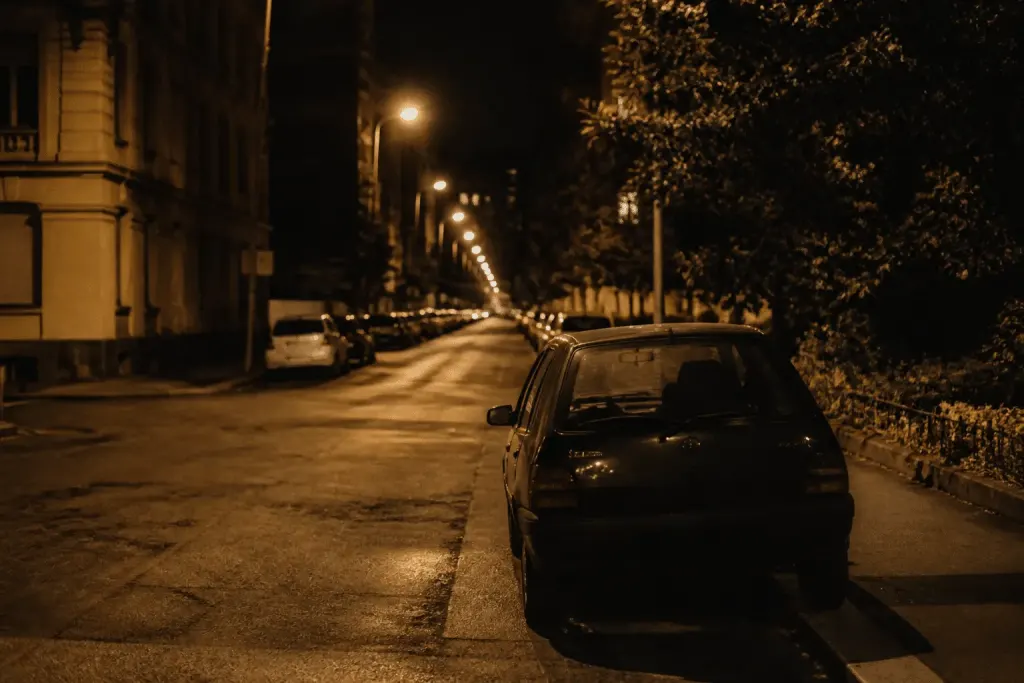 Rue urbaine éclairée la nuit avec voiture stationnée