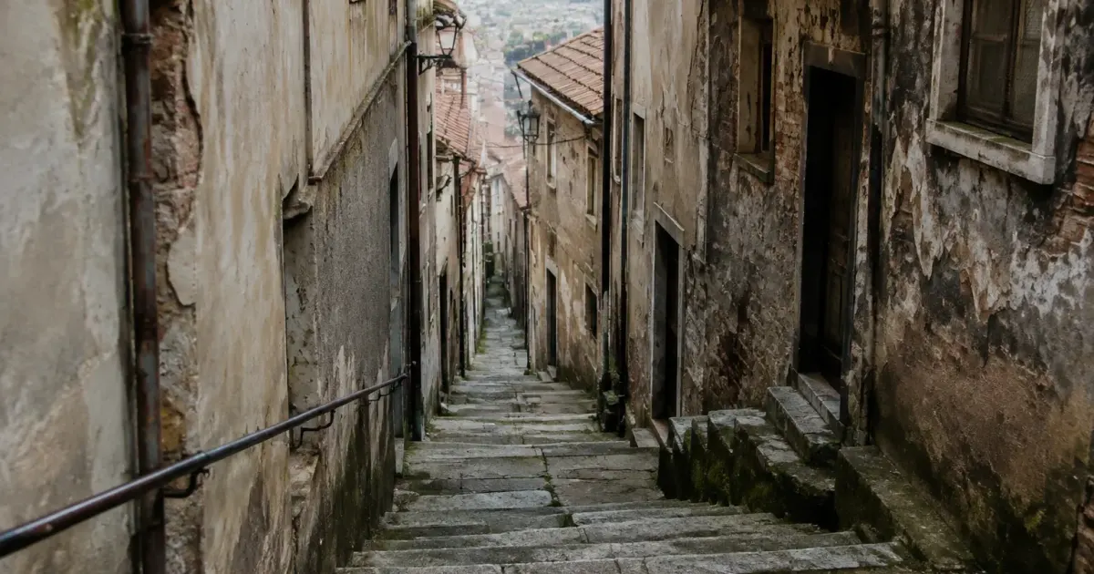 Rues etroites escaliers sombres immeubles degrades zone abandonnee