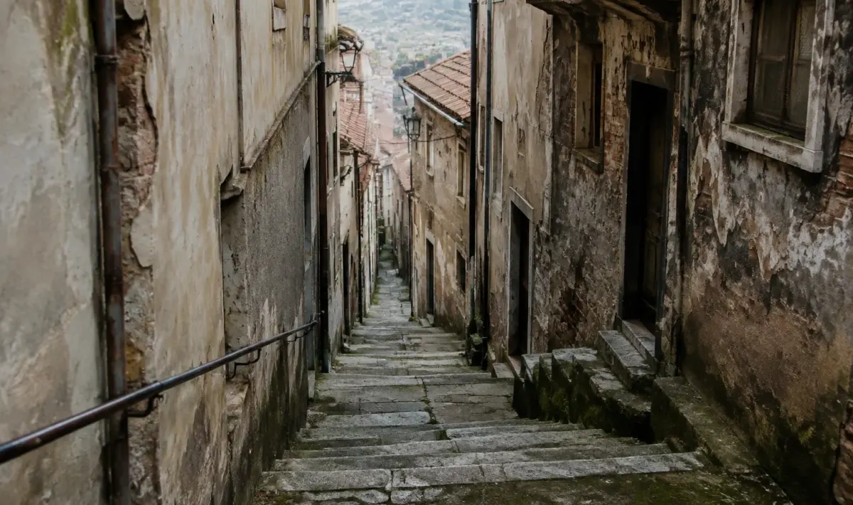 Rues etroites escaliers sombres immeubles degrades zone abandonnee