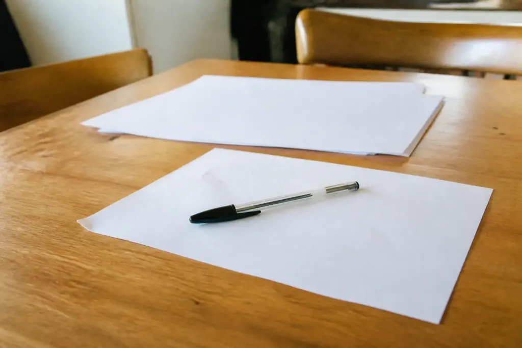 Formulaires papier et stylo sur une table