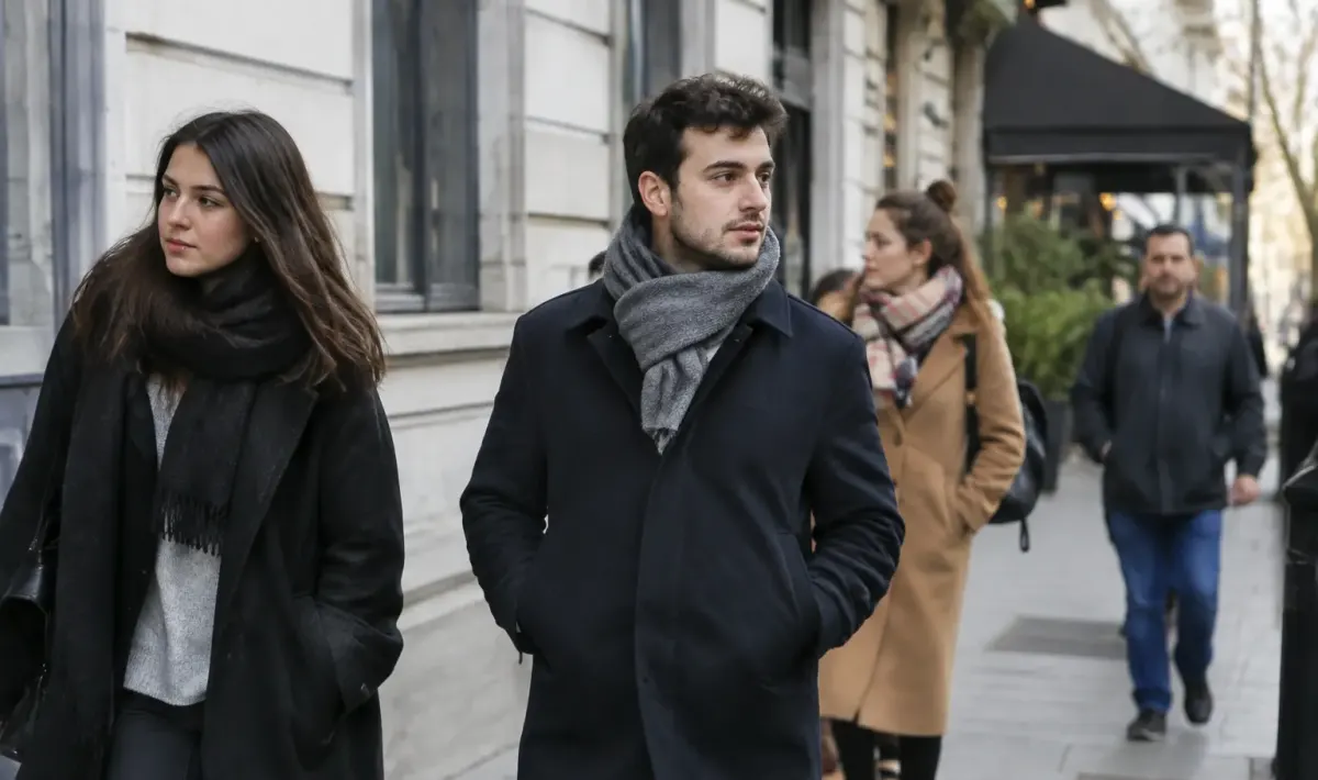 Groupe de passants sur un trottoir devant des immeubles