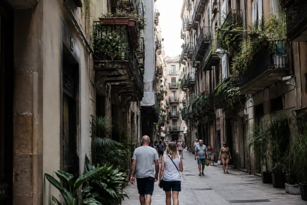 Immeubles colles sur une rue animee avec balcons fleuris