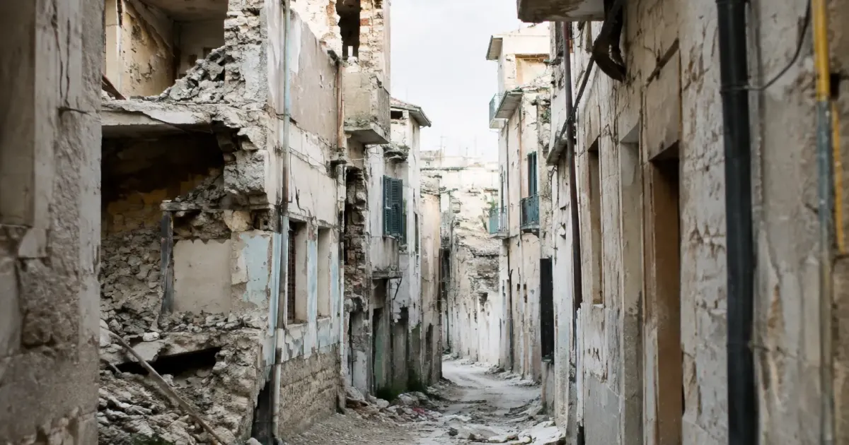 immeubles en ruine s empilent dans ruelle etroite