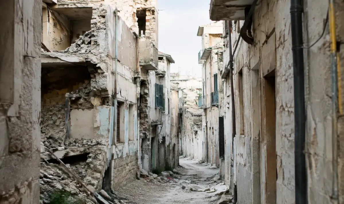 immeubles en ruine s empilent dans ruelle etroite