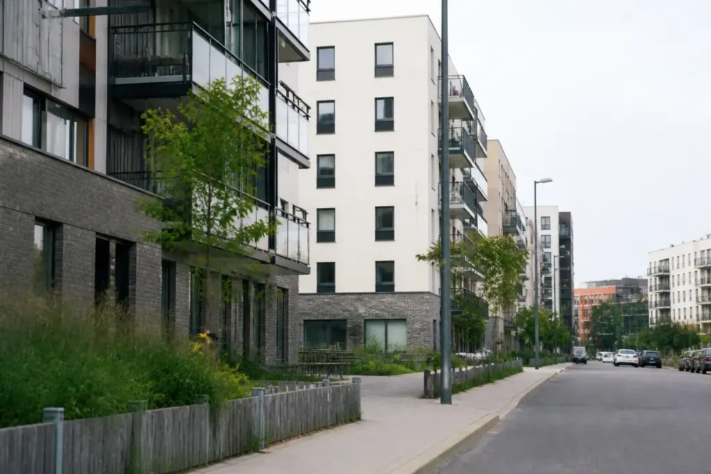 Maisons et immeubles recents dans quartier urbain