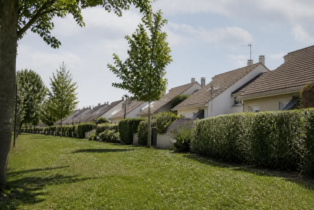 Maisons pavillonnaires alignees le long du parc verdoyant