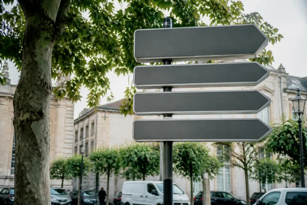 Panneaux routiers indiquant plusieurs villes sur une carte
