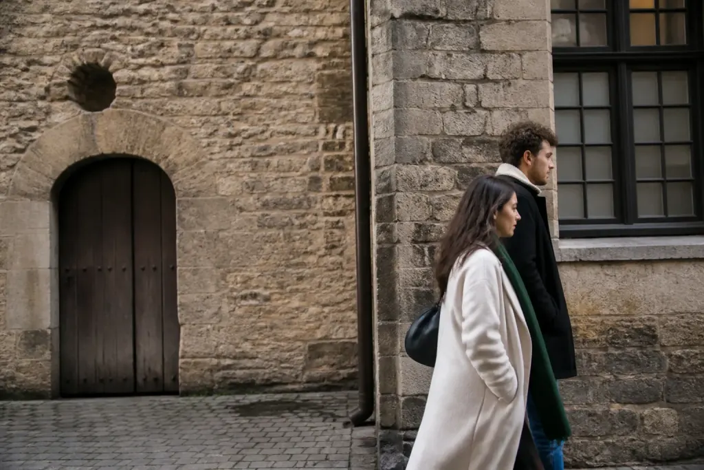 Passants devant des facades anciennes en pierre