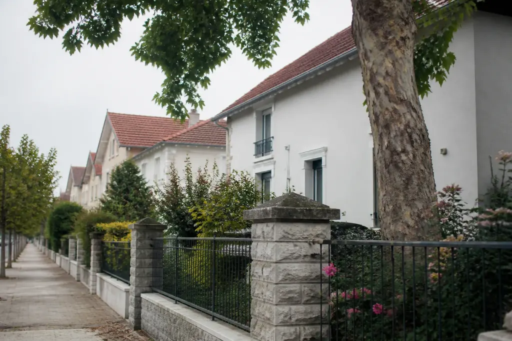 Pavillons avec jardins et arbres dans une rue residentielle